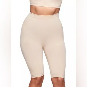New SKIMS SEAMLESS SCULPT HIGH-WAISTED ABOVE THE KNEE SHORT | SAND Size XS